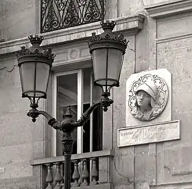 Plaque commémorative rappelant que Jeanne d'Arc fut blessée près de la porte Saint-Honoré lors du siège de Paris.