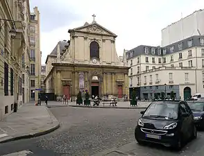 Côté nord de la place avec la basilique Notre-Dame-des-Victoires.