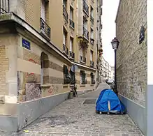 Rue Paul-Féval vue depuis la rue des Saules.