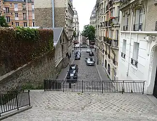 Au sud de la rue Caulaincourt.