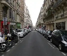 Rue à proximité du métro Lamarck-Caulaincourt.