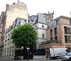 Angle de la rue Lamarck et du no 28 rue du Mont-Cenis.