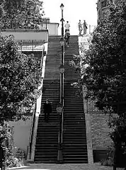 Accès à la rue Cortot depuis la rue du Mont-Cenis.