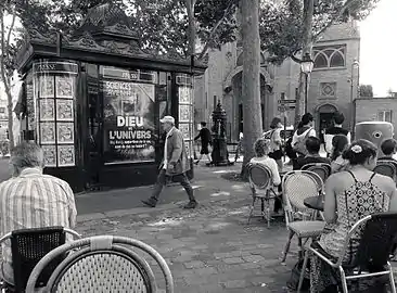 La place, vue de la terrasse d'un café.