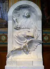 Bas-relief de saint Jean avec un aigle.