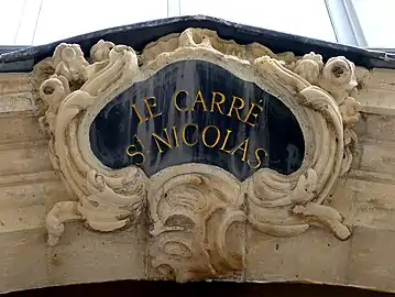 Mascaron au-dessus de l'entrée.