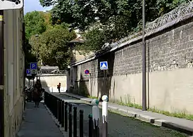 À droite, le mur du cimetière.