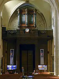 L'orgue installé au-dessus d'une tribune, côté occidental.