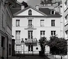 Hôtel particulier au fond de la partie de la rue en impasse.