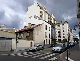 La rue au carrefour de la rue Barrault.