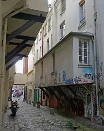 L'impasse vue en direction de la rue des Francs-Bourgeois avec ses logis en encorbellement.