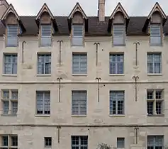 Façade sur rue du corps de logis principal.