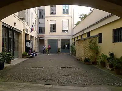 L'entrée du musée, à gauche.