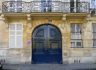 No 19 : entrée et façade.