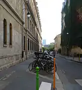 Rue vue du nord ; en arrière-plan, la tour de Jussieu.