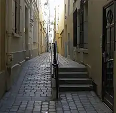 À l'intérieur du passage.