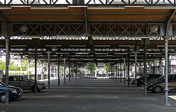 Halles à chevaux des anciens abattoirs de Vaugirard où se tient le marché du livre ancien et d'occasion.