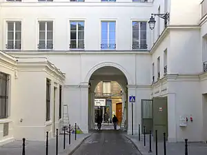 Portique d'accès à la rue du Faubourg-Poissonnière.