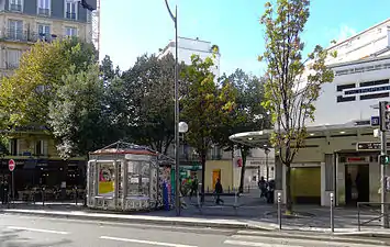 Autre vue de la place avec, à droite, une vue partielle de l'entrée de la station de métro Saint Fargeau.