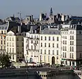 Le quai d'orléans vu depuis l'Institut du monde arabe ; en bas de l'image, le pont de la Tournelle.