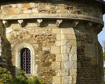 Détail de la frise de l'abside qui repose sur des corbeaux de pierre..