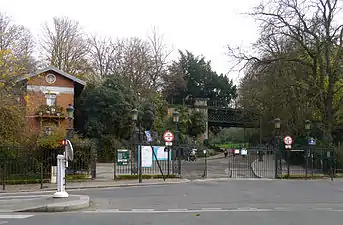 Entrée du parc des Buttes-Chaumont.