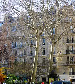 Immeuble haussmannien de la rue vu depuis la rue du Faubourg-Saint-Antoine.