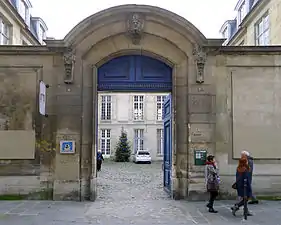 L'entrée vue de la rue.