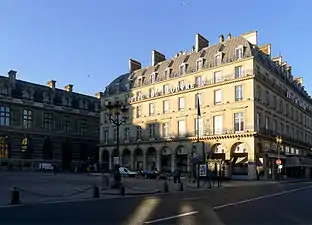 La place vue en direction de la rue de Rivoli. Sur la droite, le grand hôtel du Louvre.