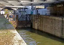 Écluse entre la Seine et le port de l'Arsenal.