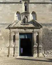 Portail principal de la façade ouest.
