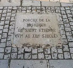 Plaque sur le parvis de Notre-Dame signalant l'emplacement du porche de l'ancienne cathédrale Saint-Étienne.