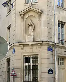 Statue de saint Vincent-de-Paul, à l'angle des rues de la Parcheminerie et Boutebrie.