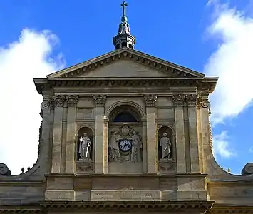 Fronton de la façade ouest.