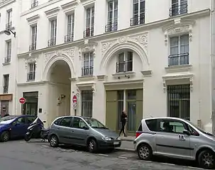 No 36, avec passage sous immeuble ouvrant sur la rue Gabriel-Laumain.