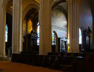Chapelles du déambulatoire vues depuis le chœur.