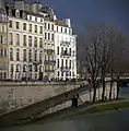 Le quai d'Orléans vu du pont Saint-Louis, avec l'ancien abreuvoir aux chevaux.