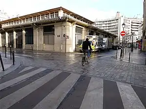 Marché Beauvau le long de la rue de Cotte.