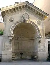 La fontaine de la Roquette, classée aux monuments historiques.