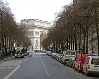 L'avenue, vue en direction de l'Arc de Triomphe.