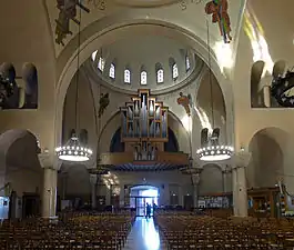 Nef côté entrée, avec l'orgue de tribune.