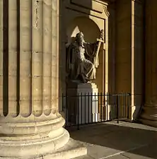 Une colonne dorique cannelée avec la statue de saint Paul sculptée par Émile Thomas.