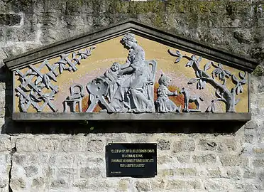 Bas-relief et plaque commémorative.