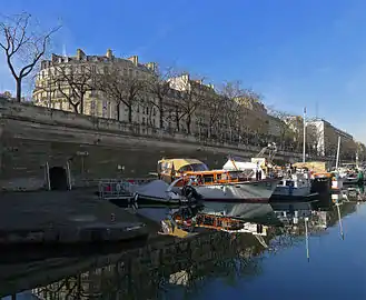 Le port de l'Arsenal au pied du boulevard Bourdon.