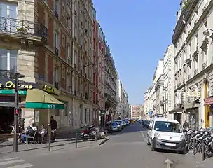 Le bas de la rue, au-delà du boulevard Ornano.