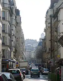 Vue du château d'eau de Montmartre dans la perspective sud de la rue.