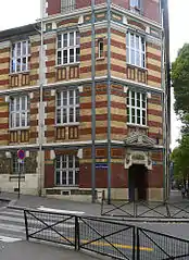 École primaire aux briques bicolores, à l'angle de la rue Manin.