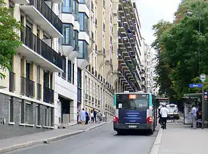 Rue de Crimée au niveau du parc des Buttes-Chaumont (à droite).