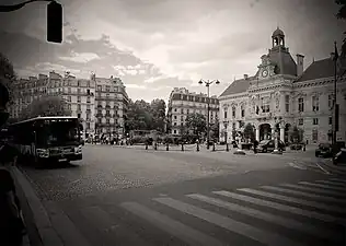 Place Armand-Carrel.