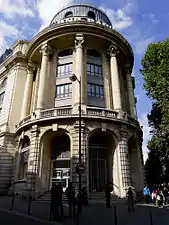 Rotonde de BNP-Paribas, à l'angle du boulevard Barbès.